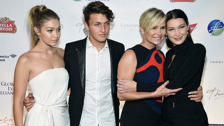 Bella Hadid Anwar Hadid Yolanda Hadid Bella Hadid hugging