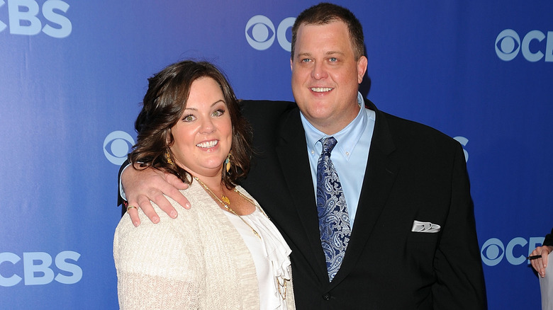 Melissa McCarthy and Billy Gardell posing