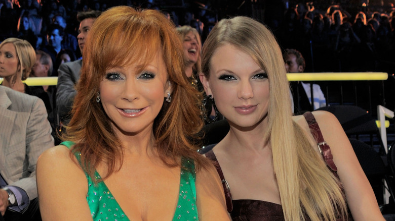 Reba McEntire and Taylor Swift posing