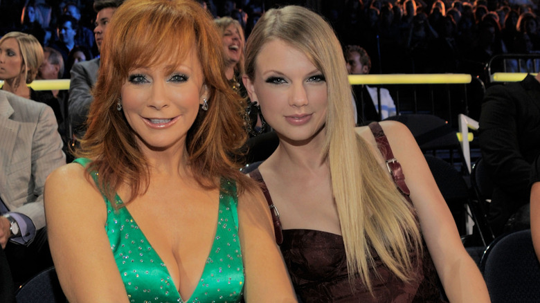 Reba McEntire and Taylor Swift posing