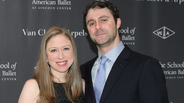  Chelsea Clinton and Marc Mezvinsky posing