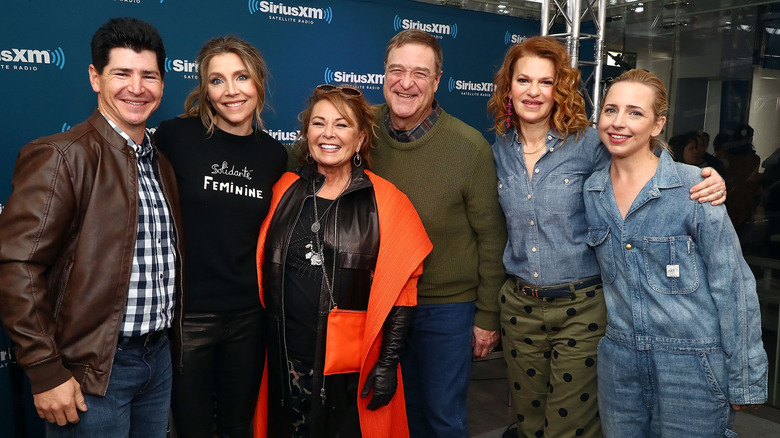 Michael Fishman poses with his Sarah Chalke, Roseanne Barr, John Goodman, Sandra Bernhard, and Lecy Goranson in 2018
