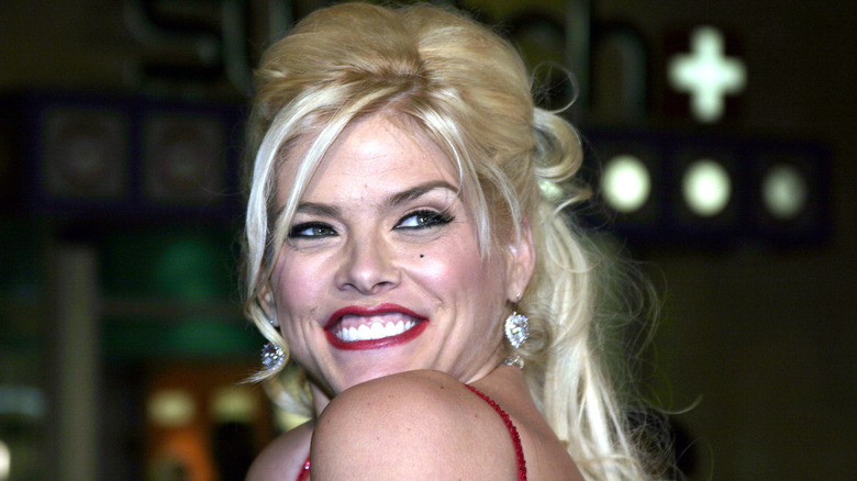 Anna Nicole Smith smiles in red lipstick