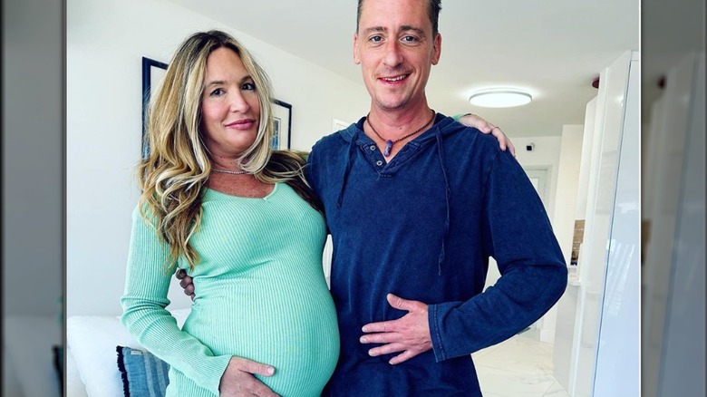 Ben Robinson next to pregnant Kate Chastain