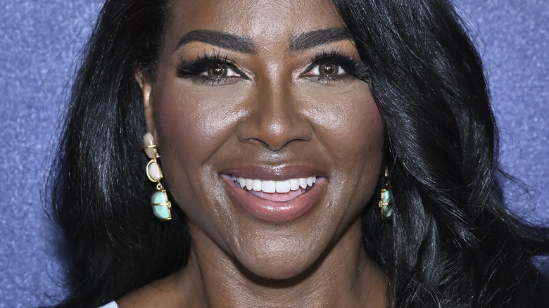 Kenya Moore wearing earrings