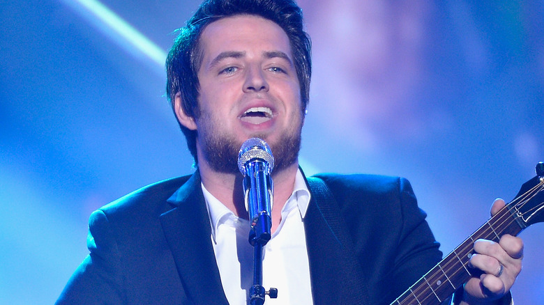 Lee DeWyze performing