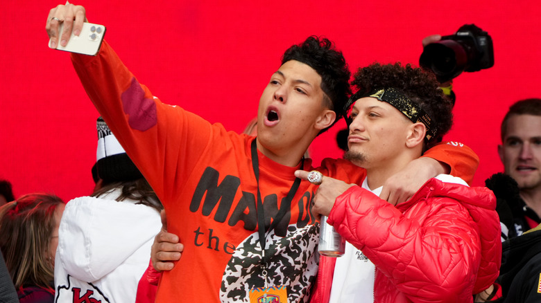 Jackson Mahomes poses with Patrick Mahomes