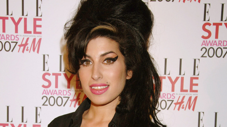 Amy Winehouse pink lipstick