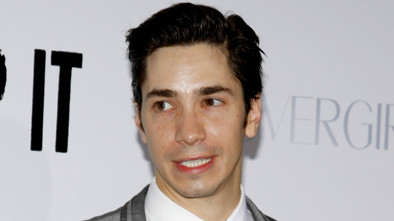 Justin Long on red carpet looking to the side in 2009
