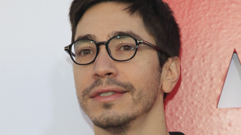 Justin Long wearing glasses