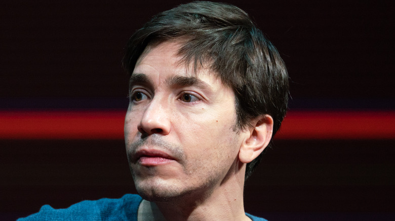 Justin Long in blue shirt