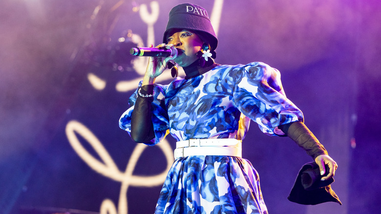 Lauryn Hill performing in bucket hat