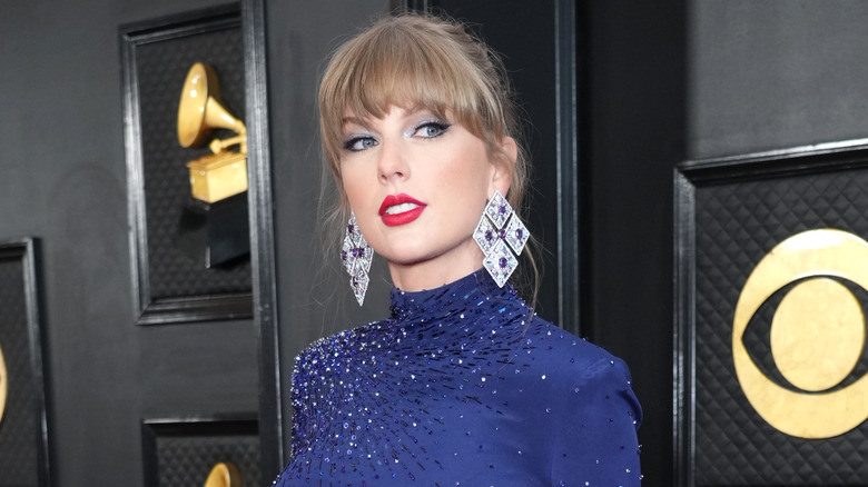 Taylor Swift wearing large earrings