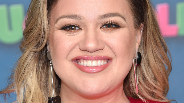 Kelly Clarkson smiling