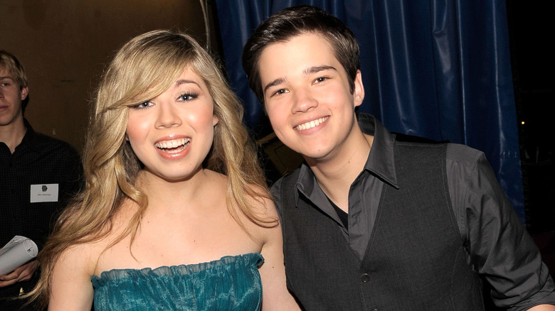 Jennette McCurdy, Nathan Kress, posing