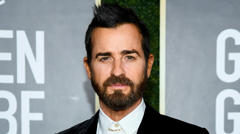 Justin Theroux posing for pictures