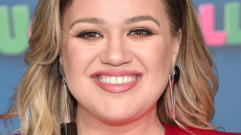 Smiling Kelly Clarkson at "Ugly Dolls" 2019 in pink dress
