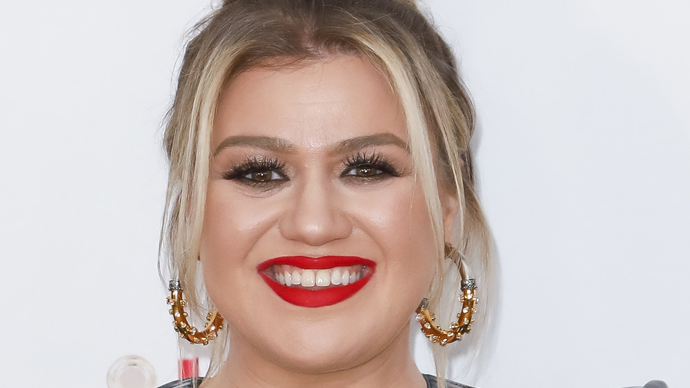 Kelly Clarkson grinning