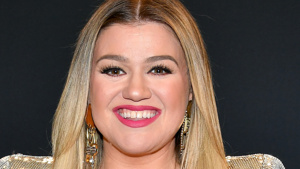 Kelly Clarkson posing