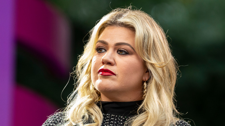 Kelly Clarkson blond hair