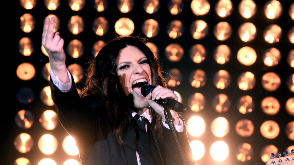 Laura Pausini sings