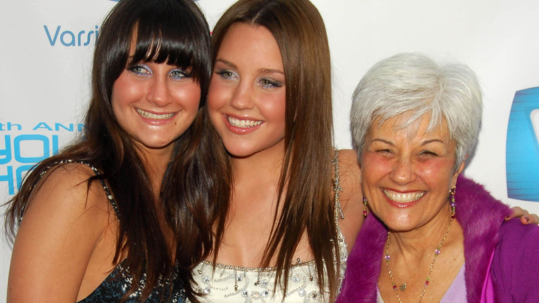 Jillian Bynes Amanda Bynes Lynn Bynes smiling 