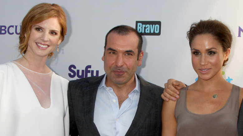 Sarah Rafferty, Rick Hoffman, and Meghan Markle posing