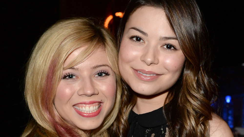 Jennette McCurdy and Miranda Cosgrove posing together