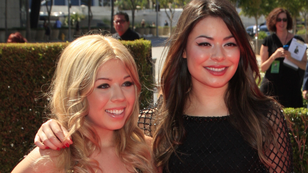 Jennette McCurdy and Miranda Cosgrove posing at an event
