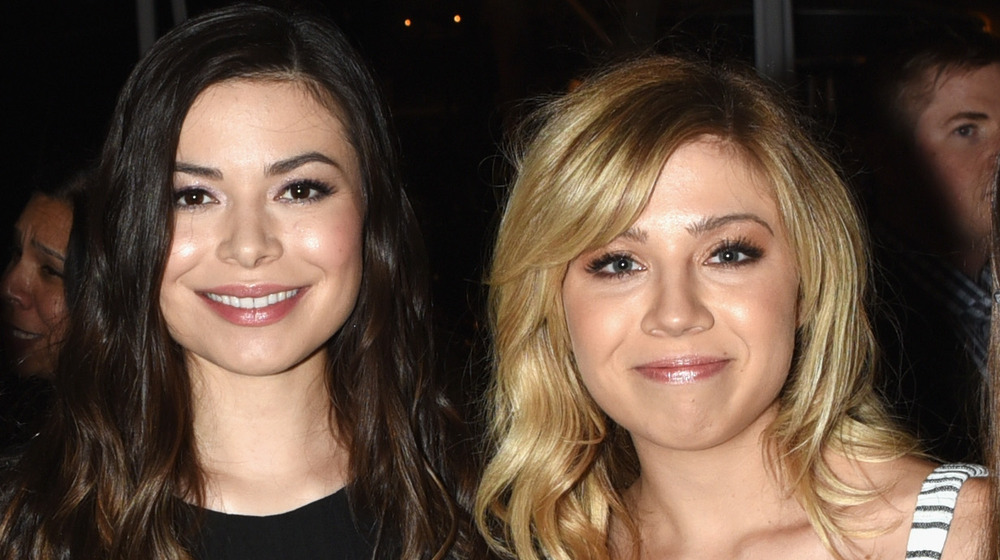 Miranda Cosgrove and Jennette McCurdy posing together