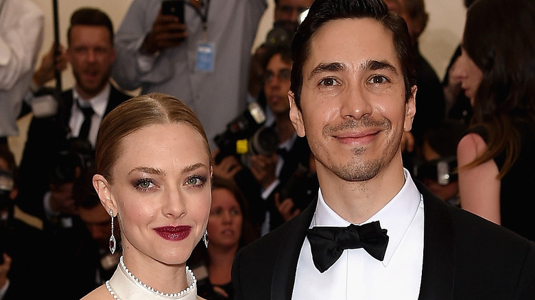 Amanda Seyfried and Justin Long smiling
