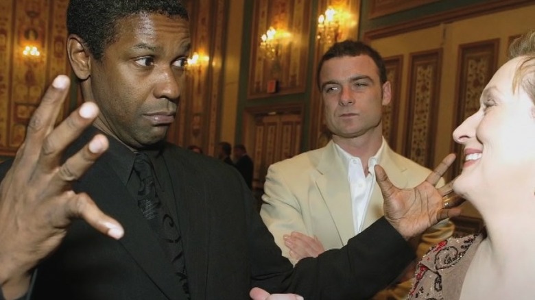 Denzel Washington showing misshapen finger to laughing Meryl Streep