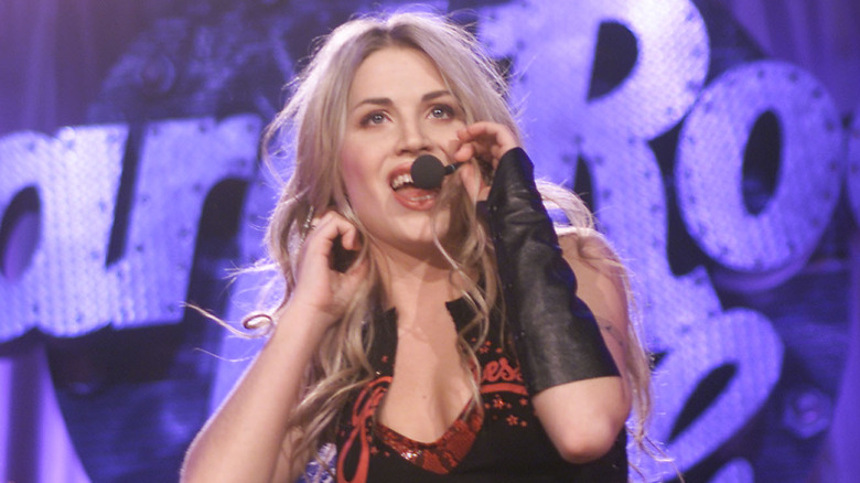 Willa Ford performing