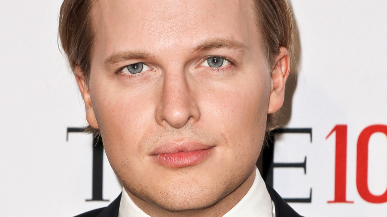 Ronan Farrow, posing