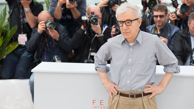 Woody Allen, posing