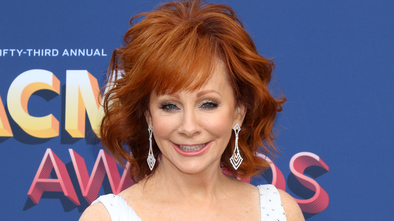  Reba McEntire smiling