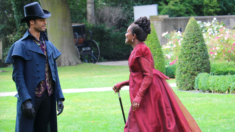 Rege-Jean Page in a Bridgerton scene 