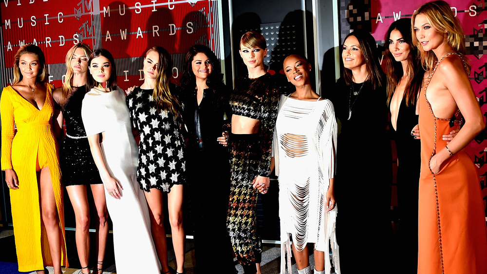 Taylor Swift poses with her squad at the 2015 MTV Music Awards