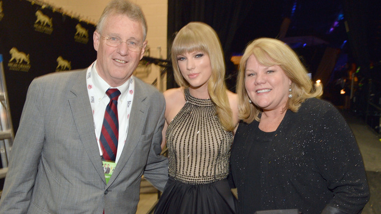 Taylor Swift poses with her parents