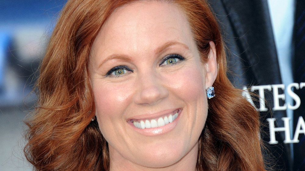 Elisa Donovan smiles