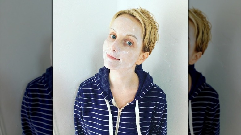 Melissa rocking a face mask and messy bun