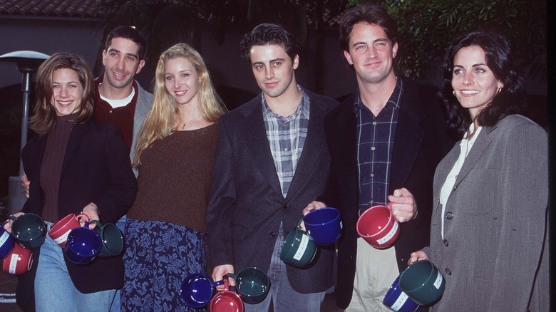 Jennifer Aniston, David Schwimmer, Lisa Kudrow, Matt LeBlanc, Matthew Perry, and Courtney Cox posing together