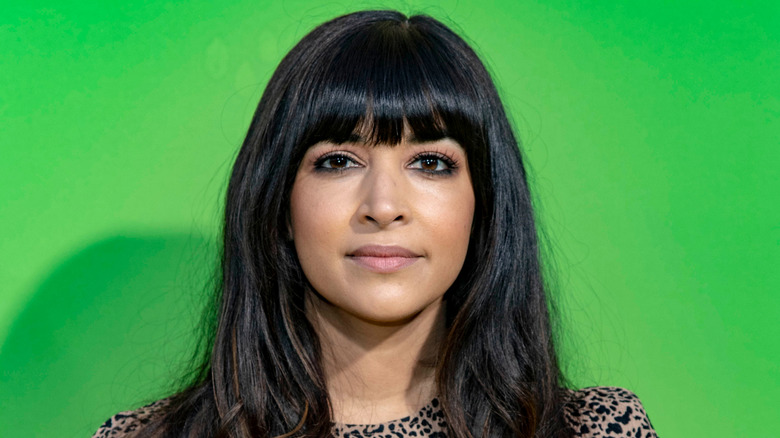 Hannah Simone posing