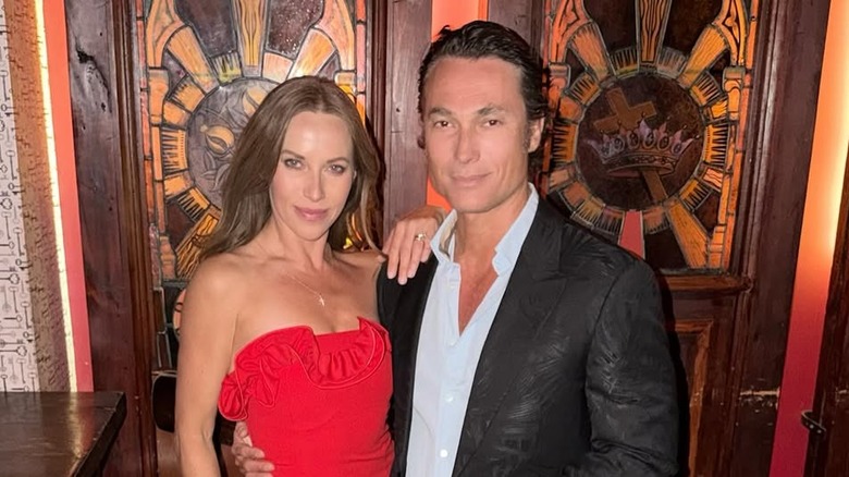 Edyta Śliwińska and Alec Mazo posing for cameras