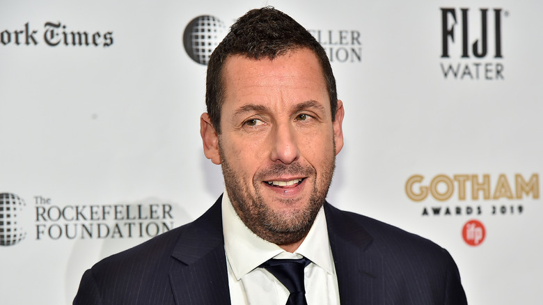 Adam Sandler posando