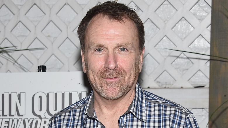 Colin Quinn sonriendo