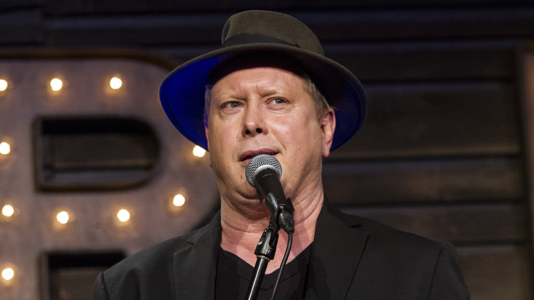 Darrell Hammond habla en un micrófono