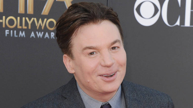Mike Myers sonriendo
