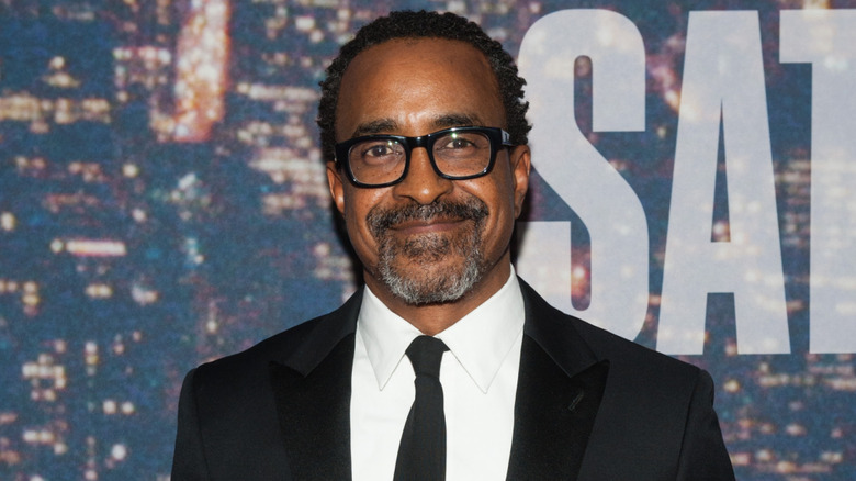 Tim Meadows sonriendo