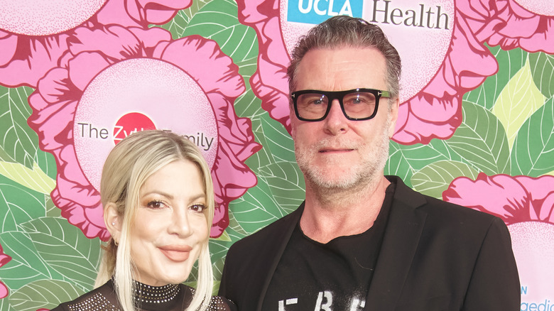 Tori Spelling Dean McDermott flower wallpaper